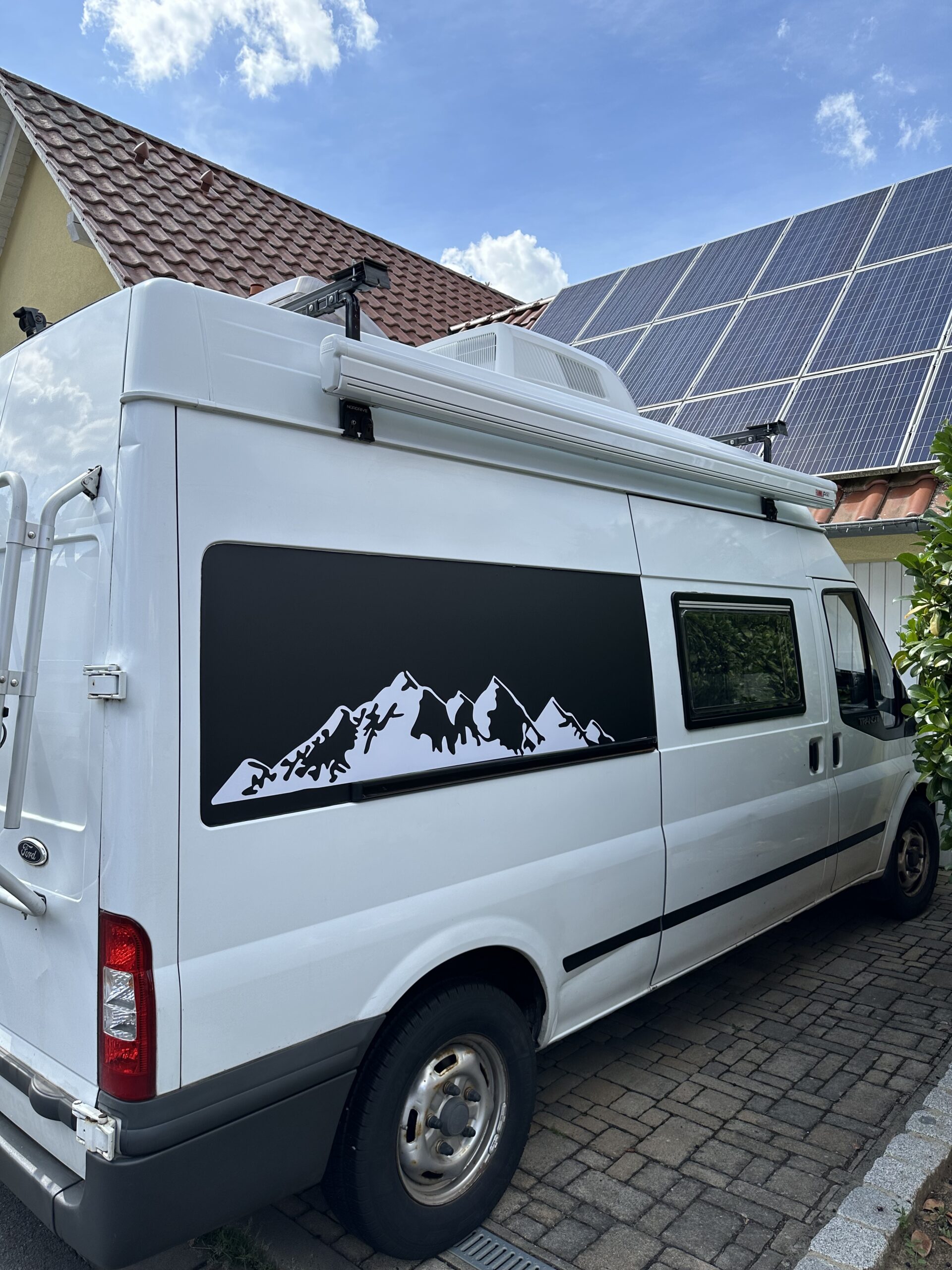 Du betrachtest gerade Upgrade an unserem Camper – Fiamma F45S am Ford Transit Camper mit Standard-Halterung am Dachträger