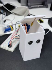 Mehr über den Artikel erfahren PiCan: Ein berührungsloser Mülleimer mit Raspberry Pi, Servo und Ultraschall – das ideale Projekt für IT Begeisterte, Schüler, Lehrer etc.